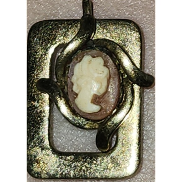 Vintage Yellow Shell Cameo Pendant – Victorian Style Gold-Tone Setting - Picture 6 of 9